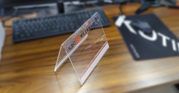 亚克力工艺制品V型台牌可更换插纸式台牌制作案例